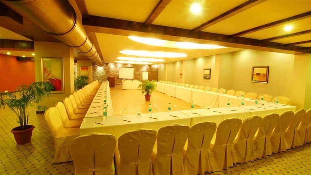Sai Palace Hotel Мумбаи Экстерьер фото