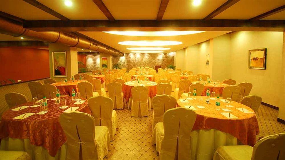 Sai Palace Hotel Мумбаи Экстерьер фото